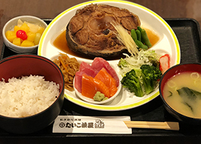 まぐろ尾肉煮つけ定食